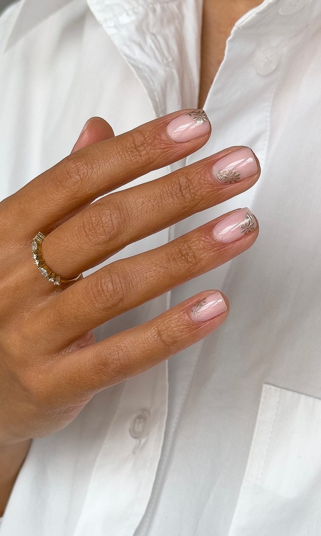 Manicura con detalles plateados