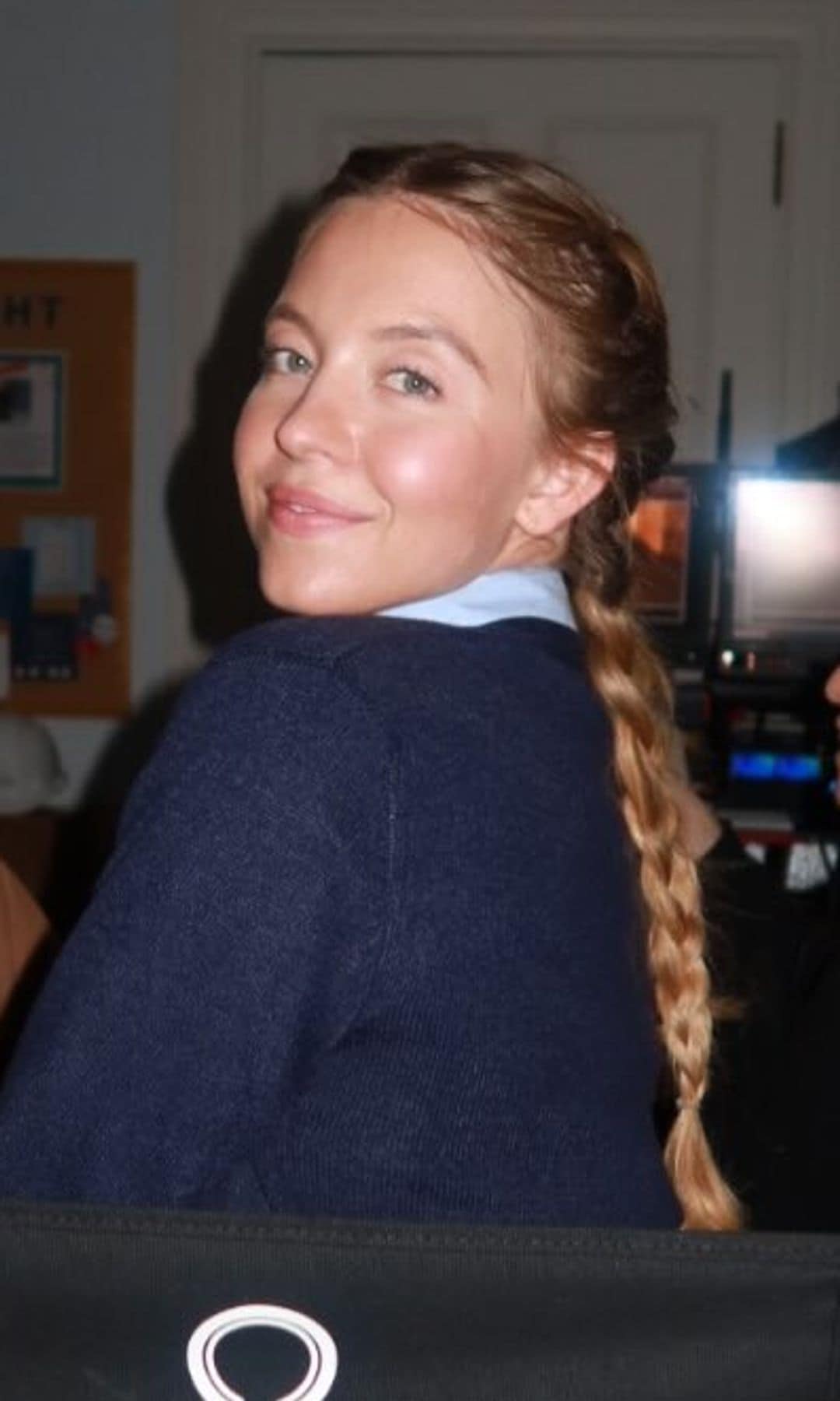 Sydney Sweeney en el rodaje de 'La asistenta' con maquillaje invisible y trenzas