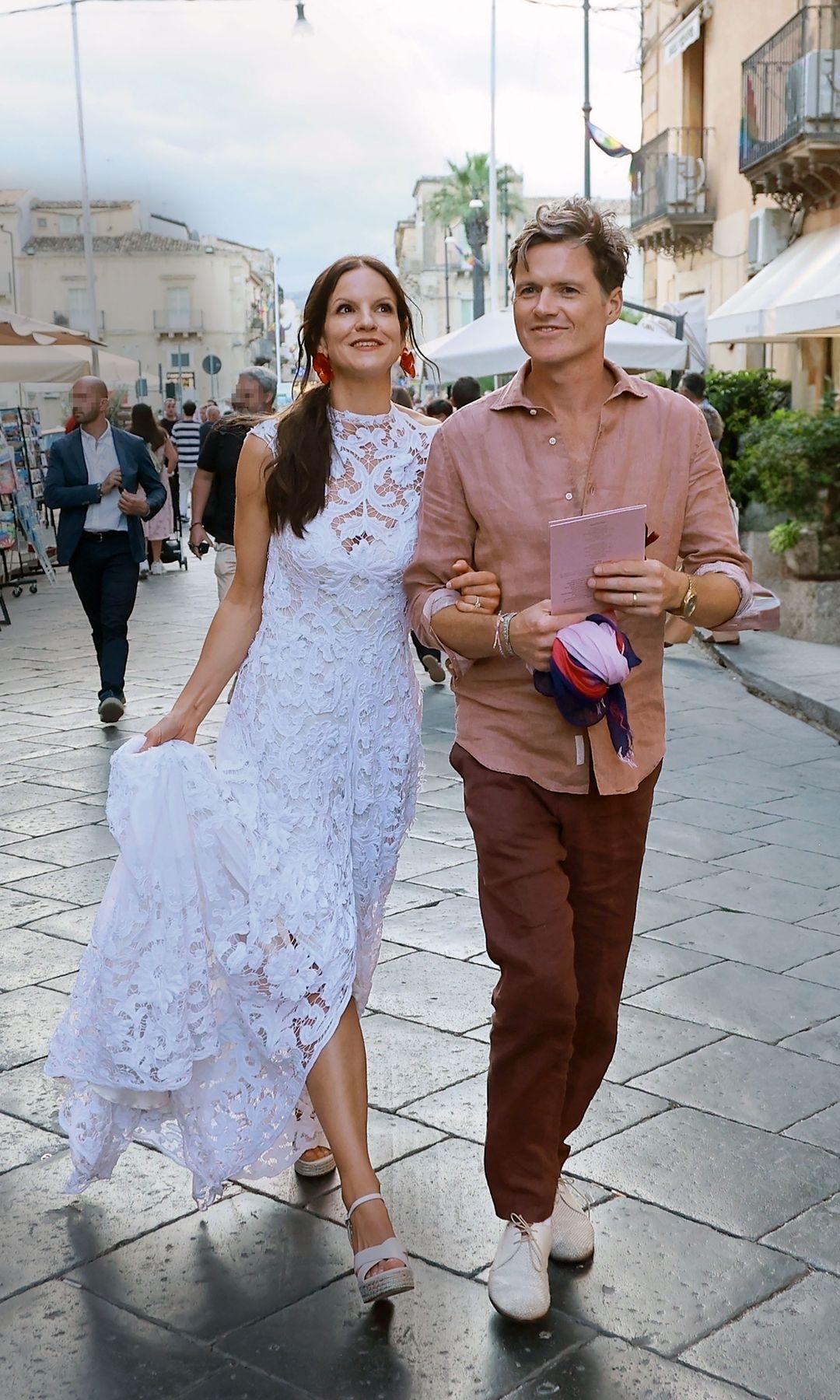 Fuschia gozó de la compañía de toda su familia: a su padre, de padrino; a la mujer de este, Trudie Styler, como confidente; a su madre, Frances Tomelty, como ayudante de cámara para ponerse sus dos Valentinos; a su hermano, el músico Joe Sumner, actuando con su guitarra en la cena; a su hermana Mickey, de dama de honor, y a Jake, Eliot y Giacomo de fotógrafo y director artístico y de video, así como su hijo de un año, que no se separó de sus padres ni en el altar