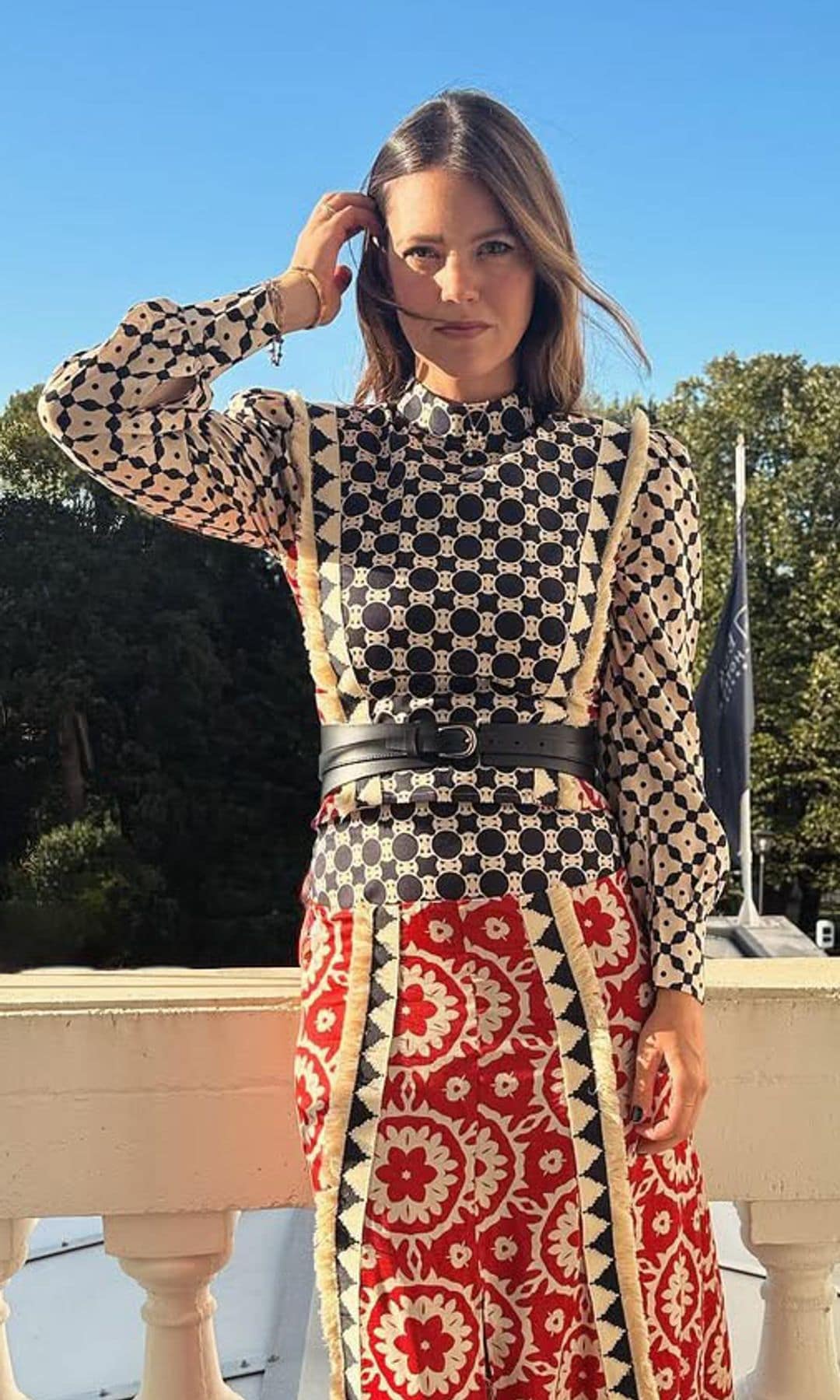 La blusa estampada que Isabelle Junot combina con vaqueros en sus días más ocupados: del trabajo al supermercado