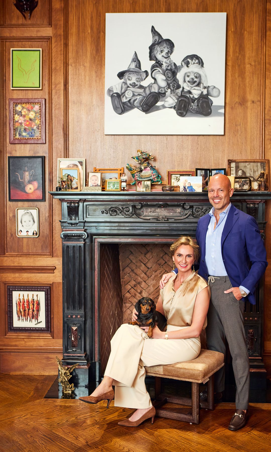 El escritor y su mujer, que sostiene a uno de sus dachshunds en brazos, ante una de las chimeneas francesas que ya había en la casa