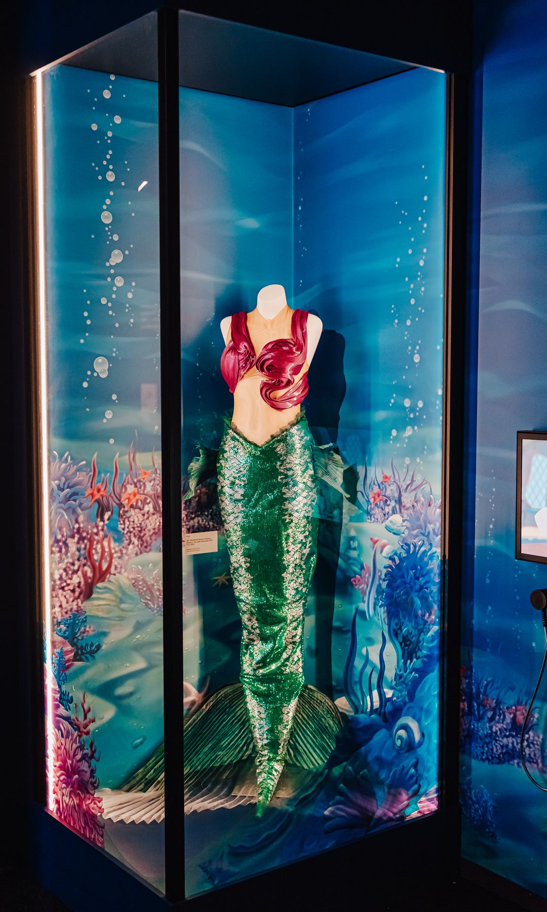 Modelo de Ariel vestido por la actriz Auli‘i Cravalho, en The Wonderful World of Disney Presents The Little Mermaid LIVE! (2019), expuesto en la galería La Ilusión de la Vida.
