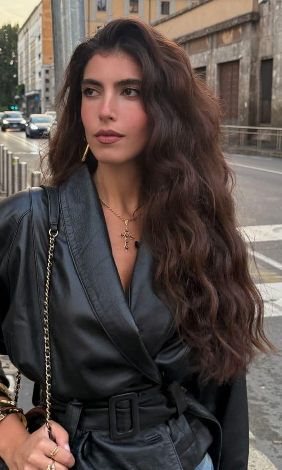 Mujer con pelo largo y ondulado