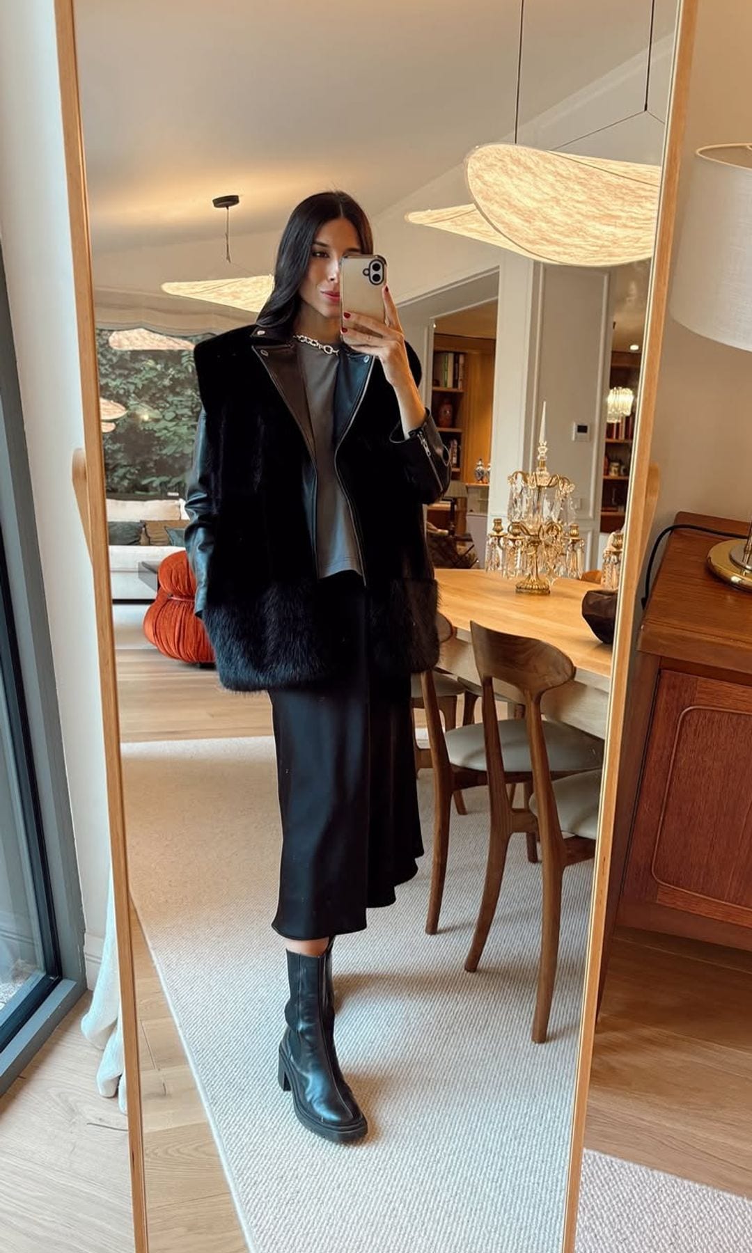 Los looks premamá de Laura Corsini con falda midi que puedes llevar con botas en otoño estés o no embarazada