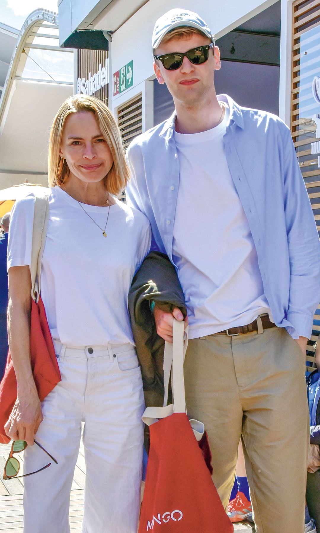 Verónica Blume junto a su hijo Liam, quien a sus 22 años, el joven acaba de finalizar sus estudios de Publicidad y Marketing en la Universidad de Gales Trinity Saint David
