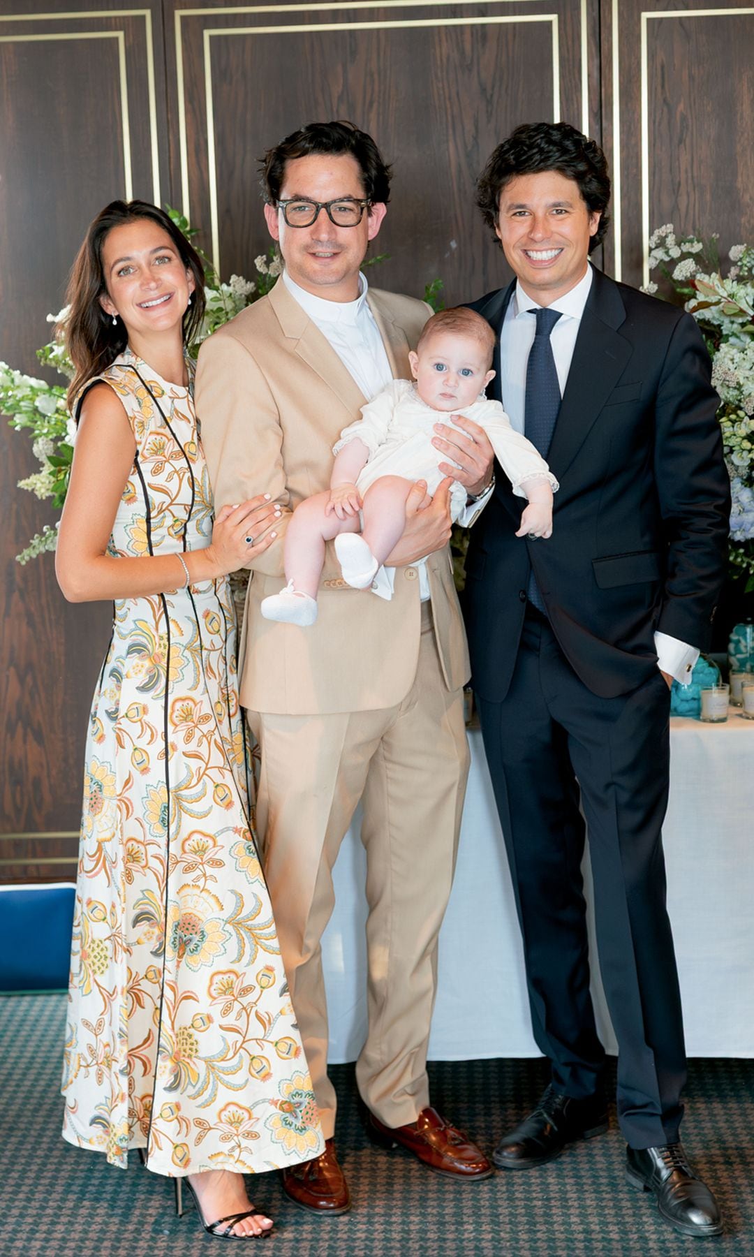 Álvaro y su mujer con el sacerdote Carlos Saldaña