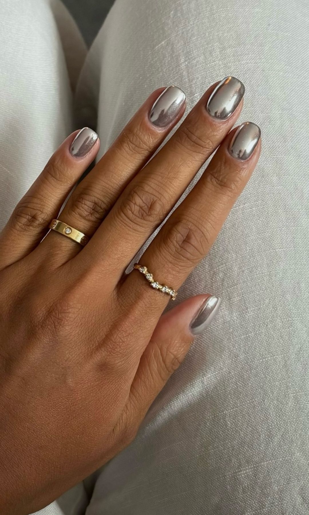 Manicura plateada con acabado metalizado