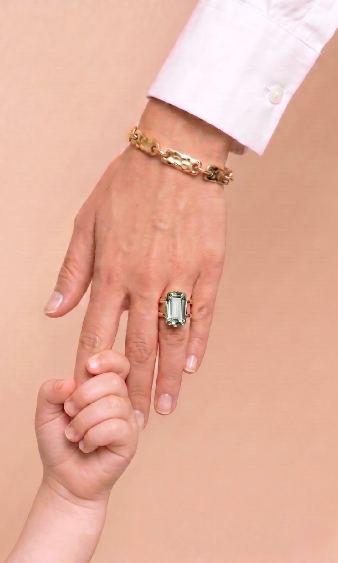 La mano de una mujer y la mano de un bebé agarrándose