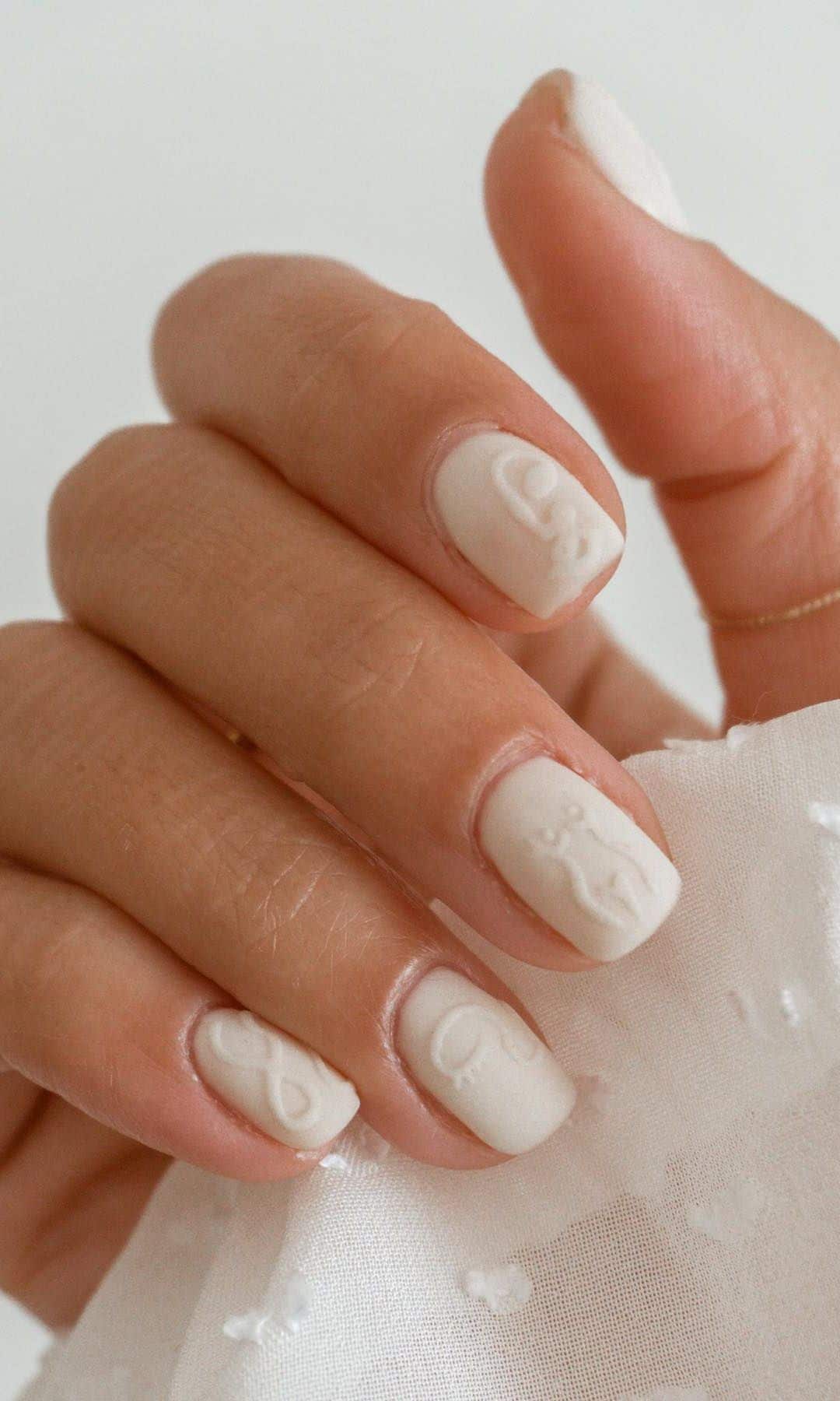 Manicura blanca con relieve