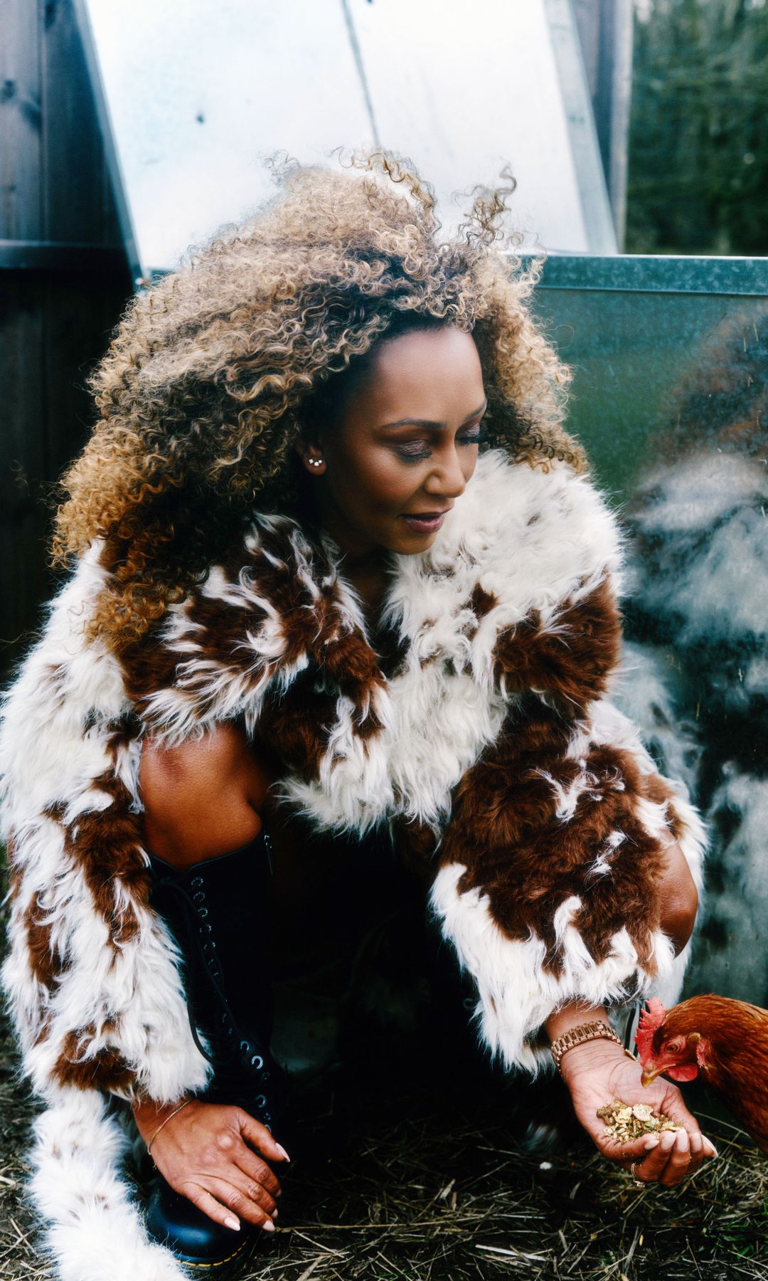 Un entrañable retrato de Mel B dando de comer a una gallina