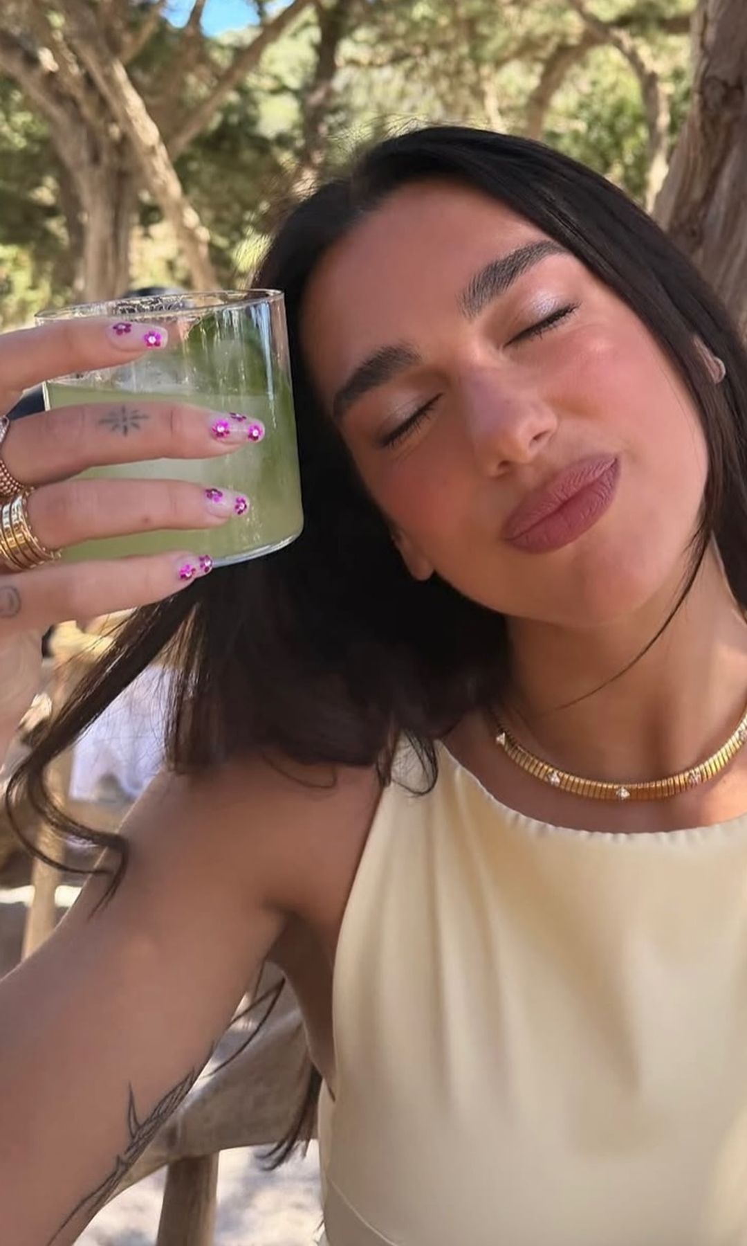 La manicura floral de Dua Lipa