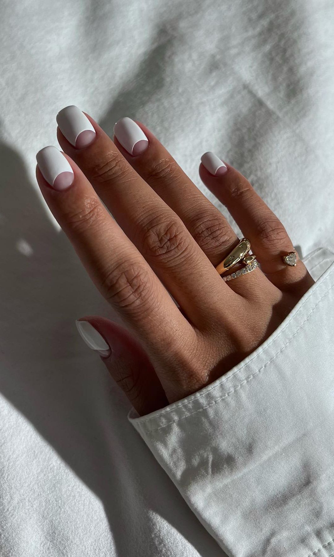 Manicura blanca invertida