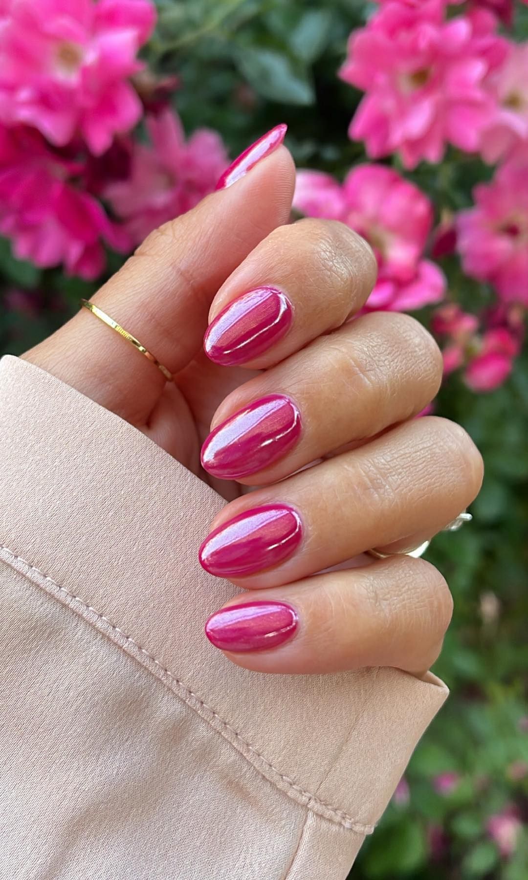 Manicura cromada en tono rosa