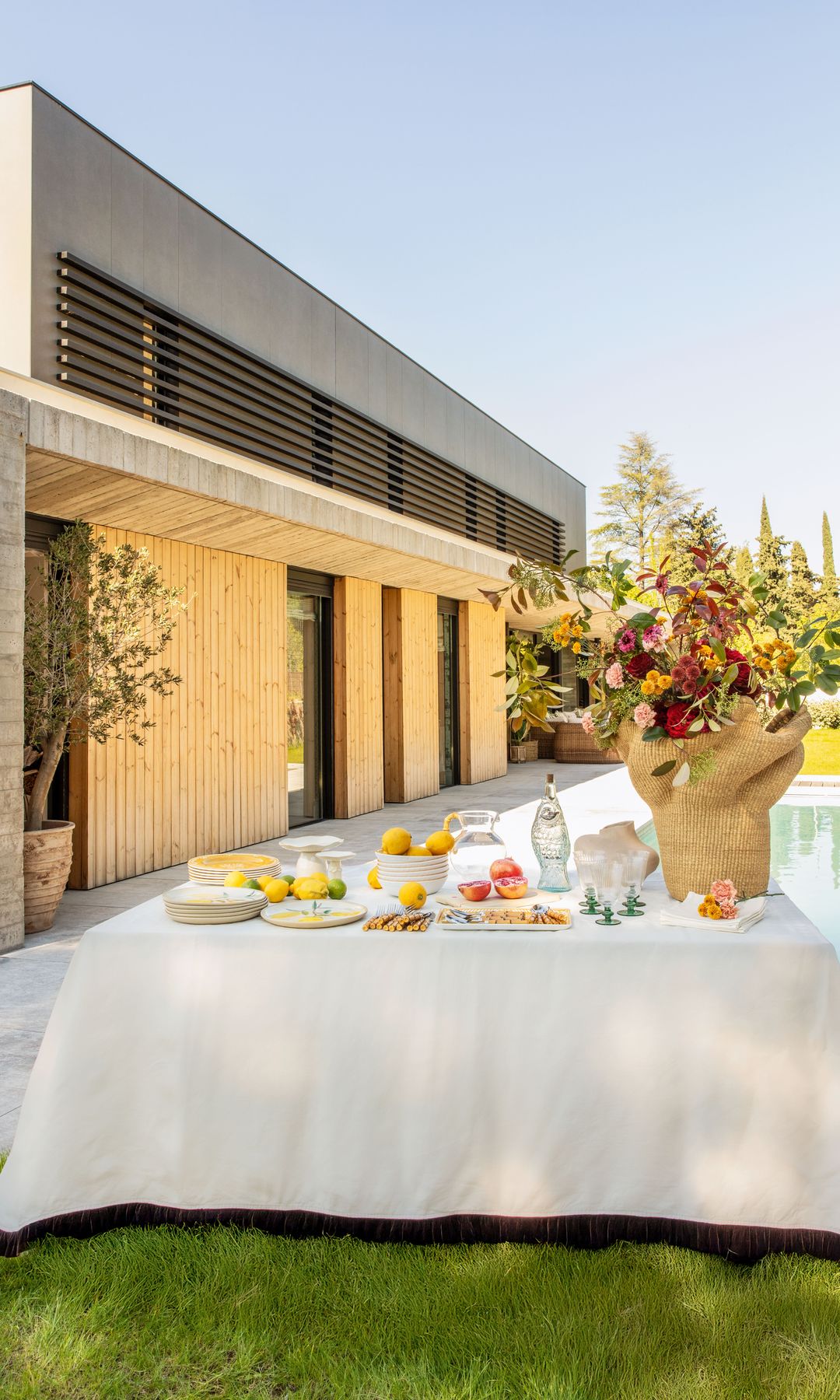 Una mesa informal dispuesta con vajilla, cubertería y copas de El Corte Inglés Home