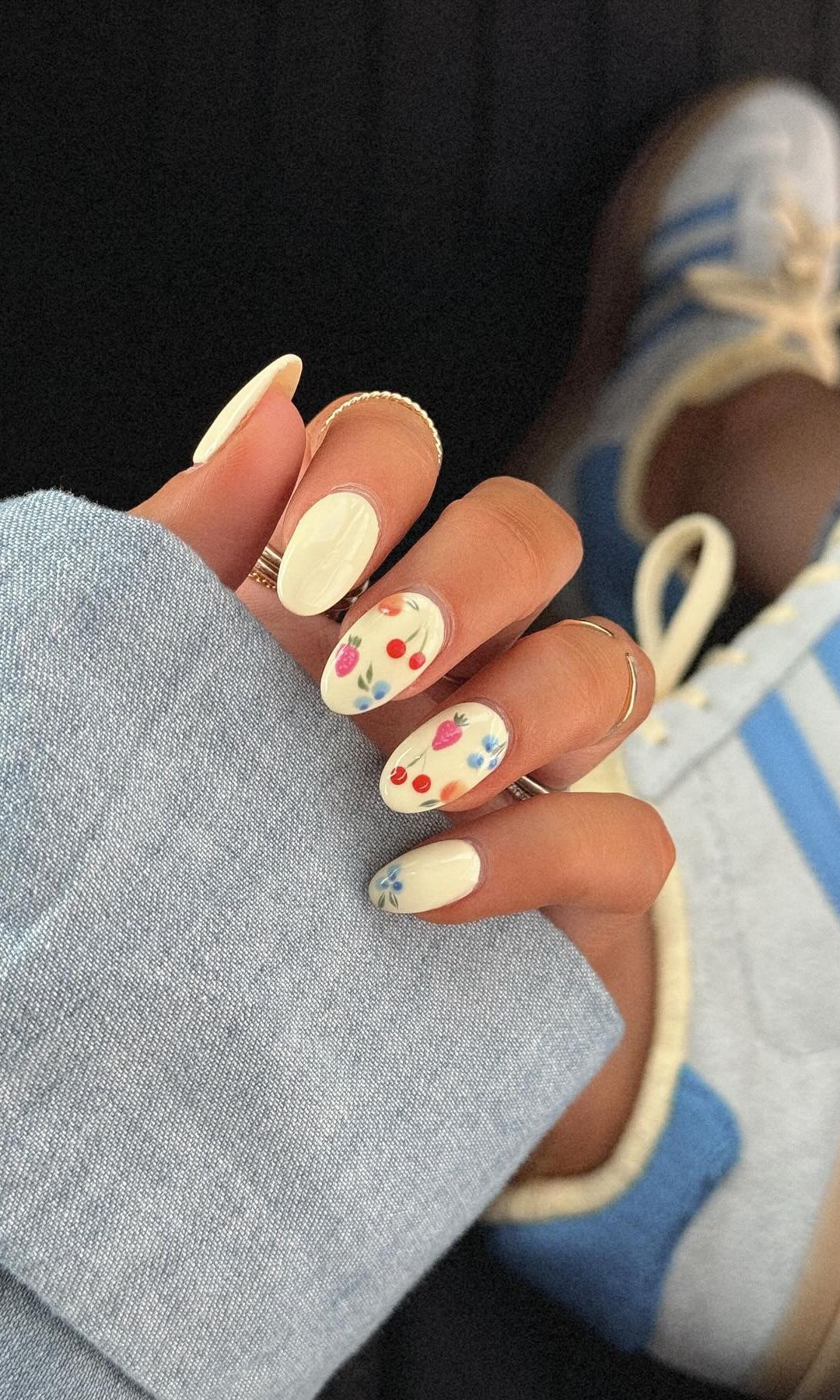 Manicura en amarillo mantequilla de frutas