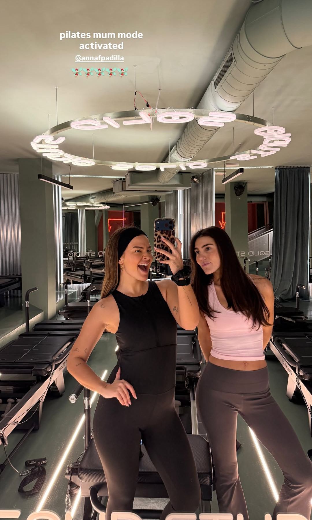 Laura Escanes y Anna Ferrer Padilla en el gimnasio
