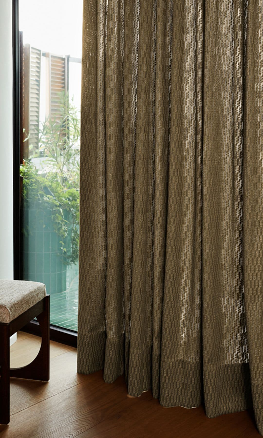 Ventanal con cortinas largas, suelo de madera, vistas jardín 