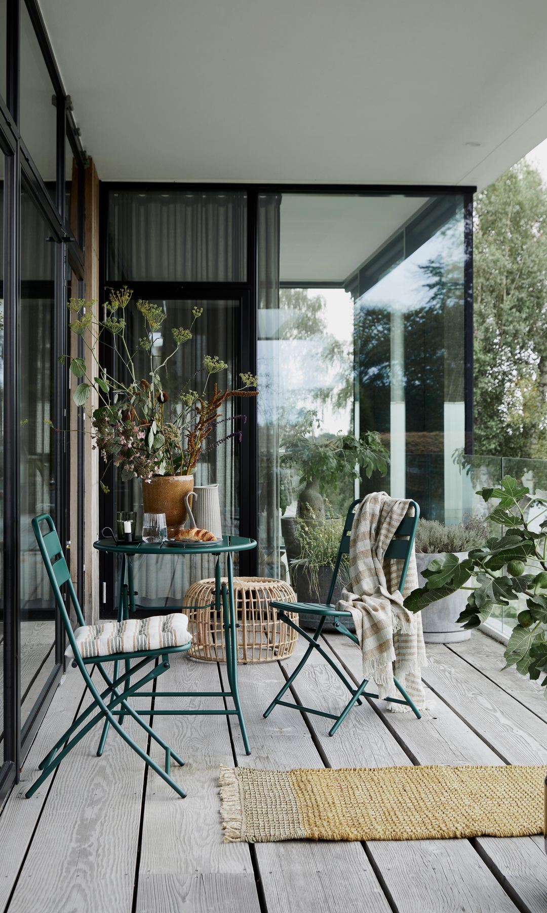 Espacio pequeño con muebles de exterior plegables y ligeros