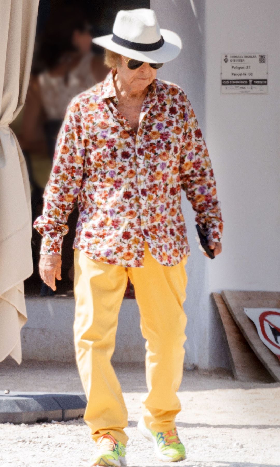 El cantante descansa estos días de verano en su casa de Ibiza (en la urbanización de Sant Josep), antes de retomar su gira, y acompañado de su familia