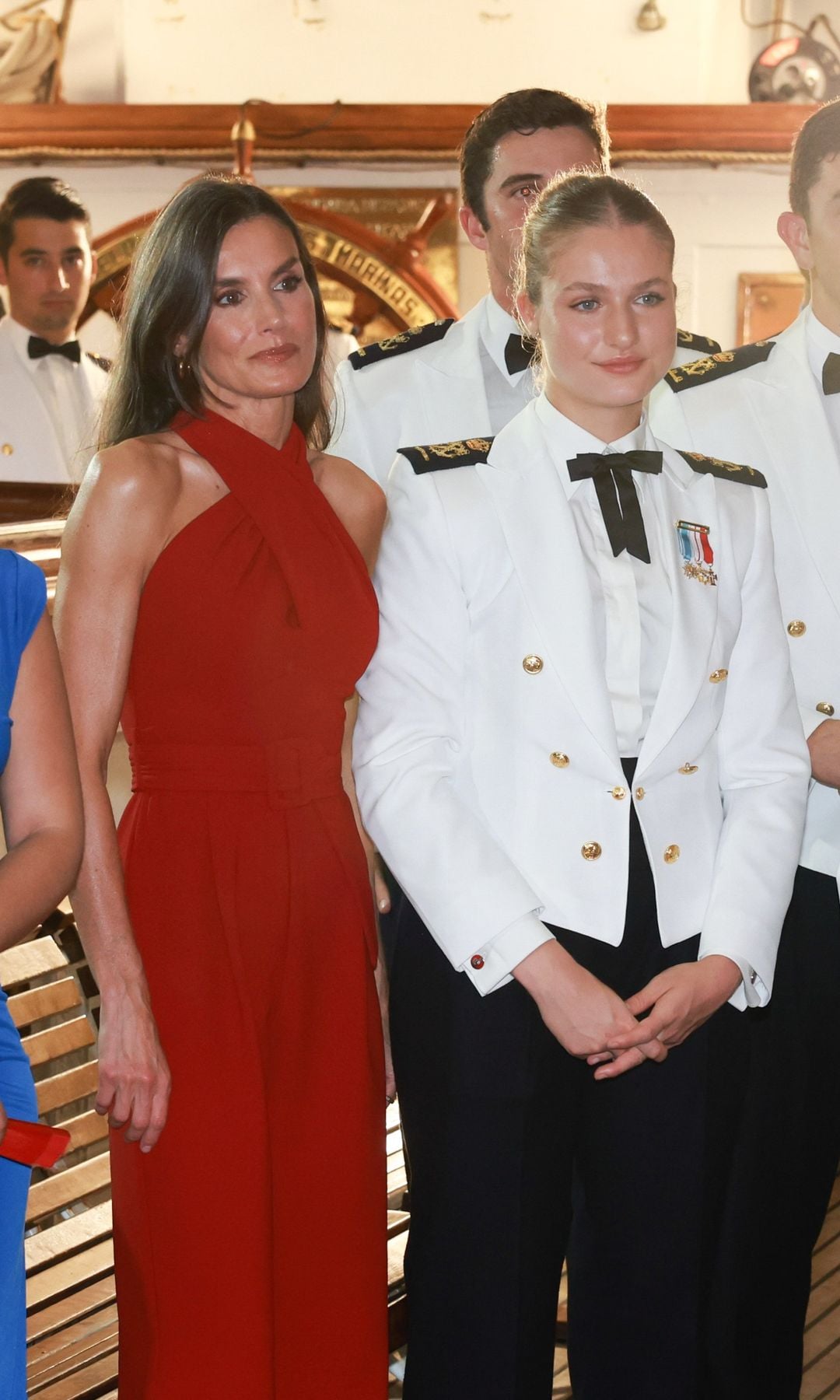Reina Letizia con mono rojo en Elcano