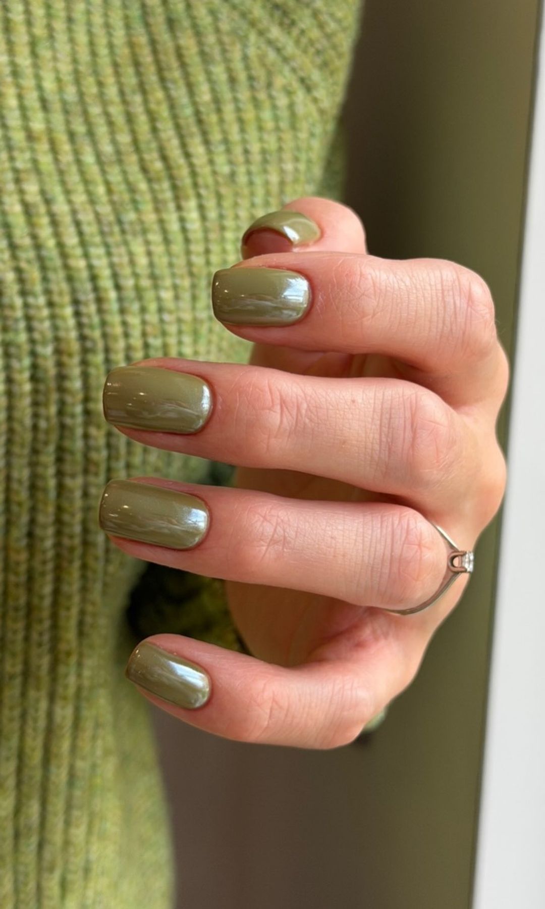 Manicura verde oliva con efecto cromado