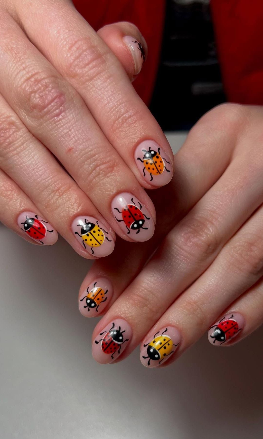 Manicura con mariquitas de colores