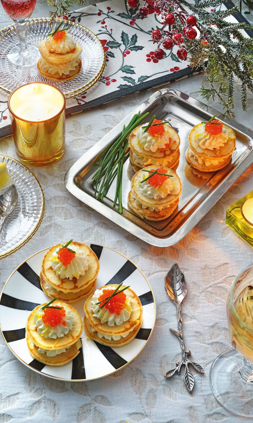 Blinis con crema de queso y huevas de salmón