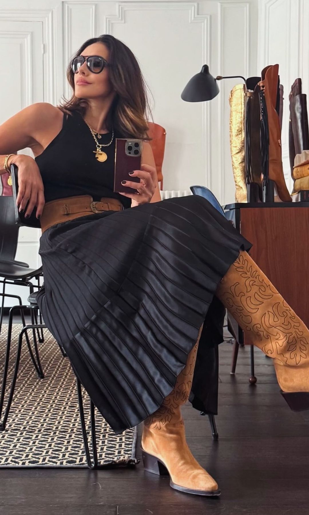 Adriana Abascal recupera los vaqueros rectos y las botas cowboy en pleno verano: dos apuestas inesperadas con las que desafía las altas temperaturas