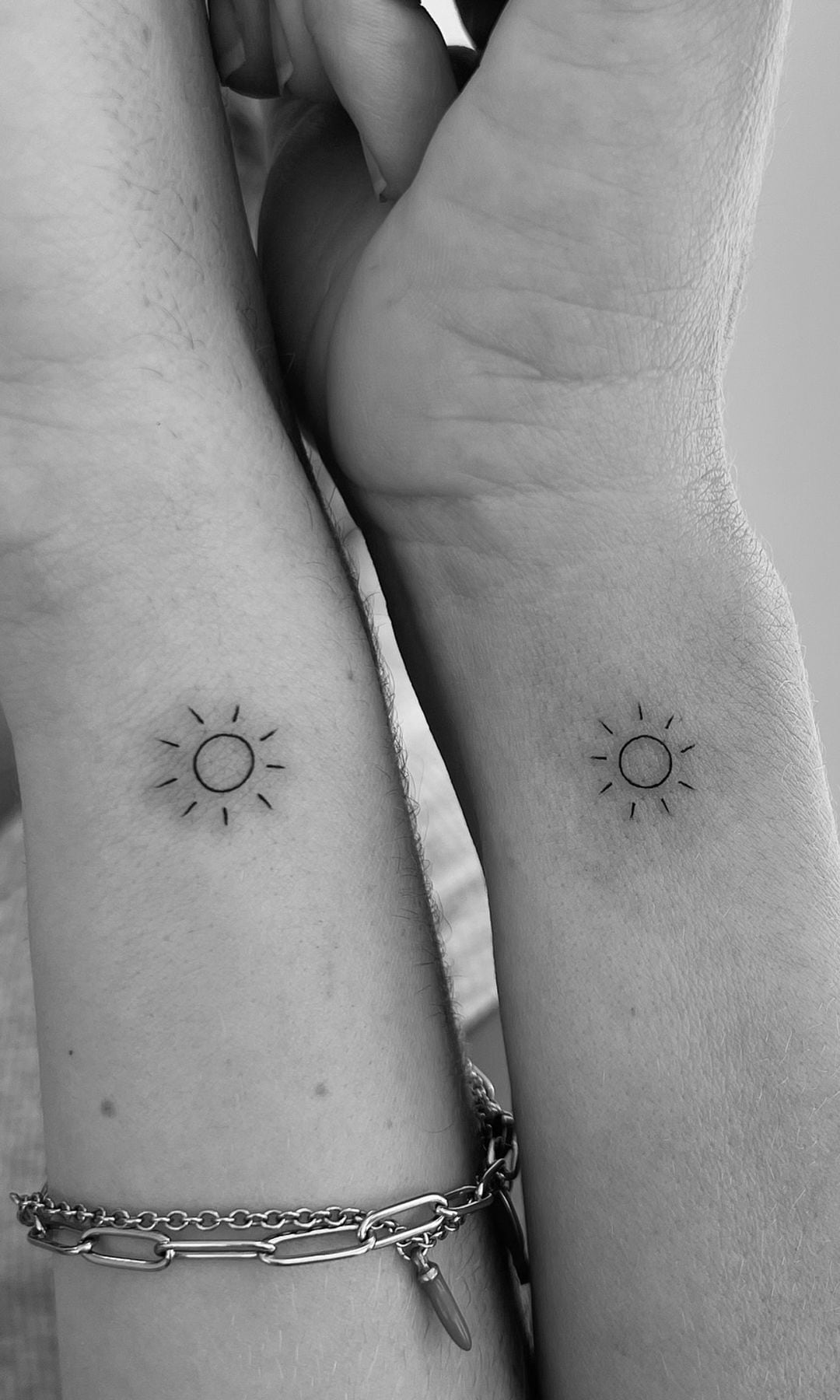 Tatuaje para madre e hija de sol
