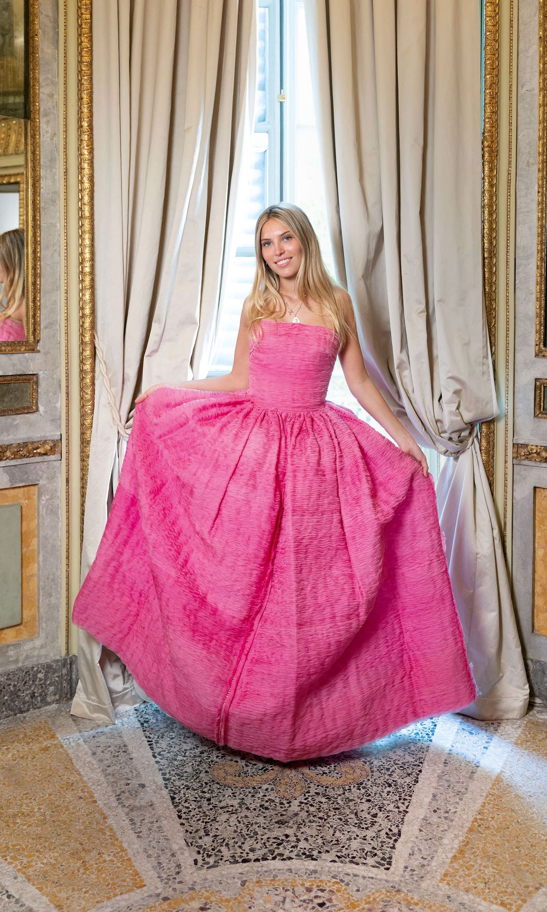 Angera Brachetti posando con un vestido rosa