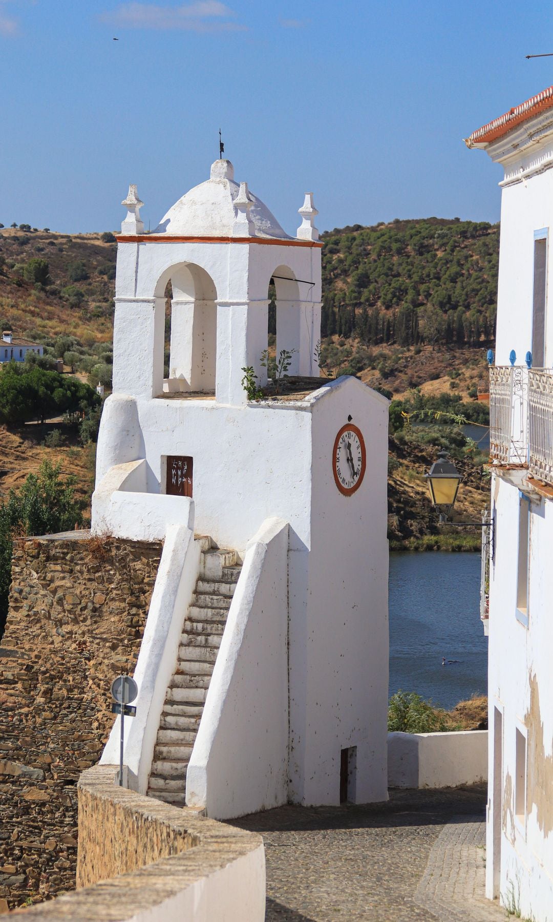 Vista de la villa de Mértola en un meandro del río Guadiana, Portugal