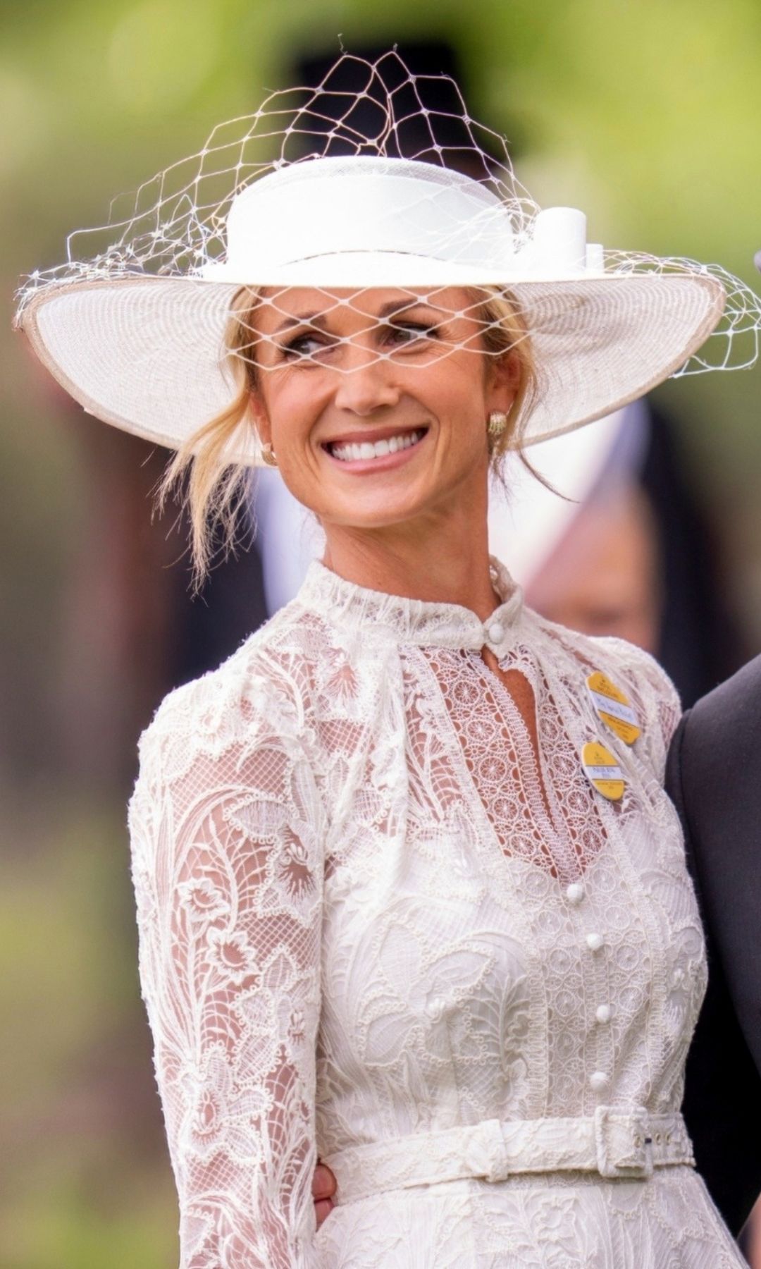 Harriet Phillips vuelve a vestirse 'de novia' en Royal Ascot dos semanas después de su boda con un espectacular vestido blanco de encaje