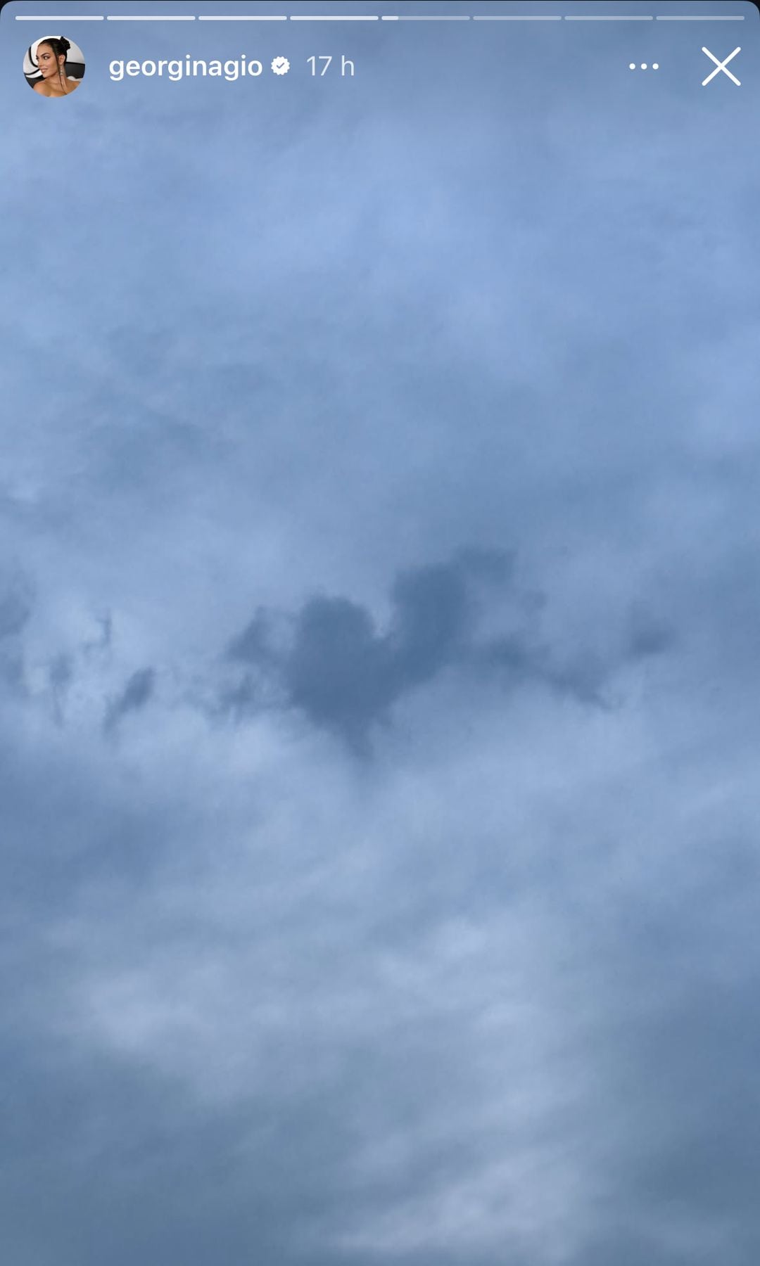 'Gio' mantuvo presente a su pequeño Ángel en este día de celebración en casa. La influencer capturó esta nube en forma de corazón.