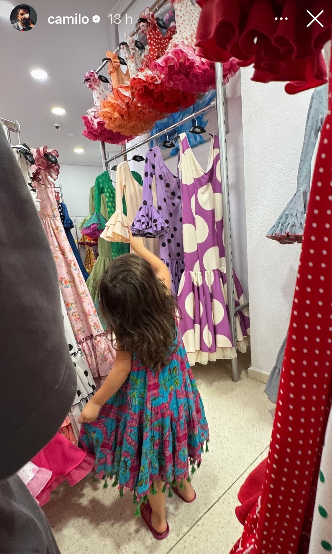 Índigo siendo captada por Camilo en una tienda de vestidos de flamenco.