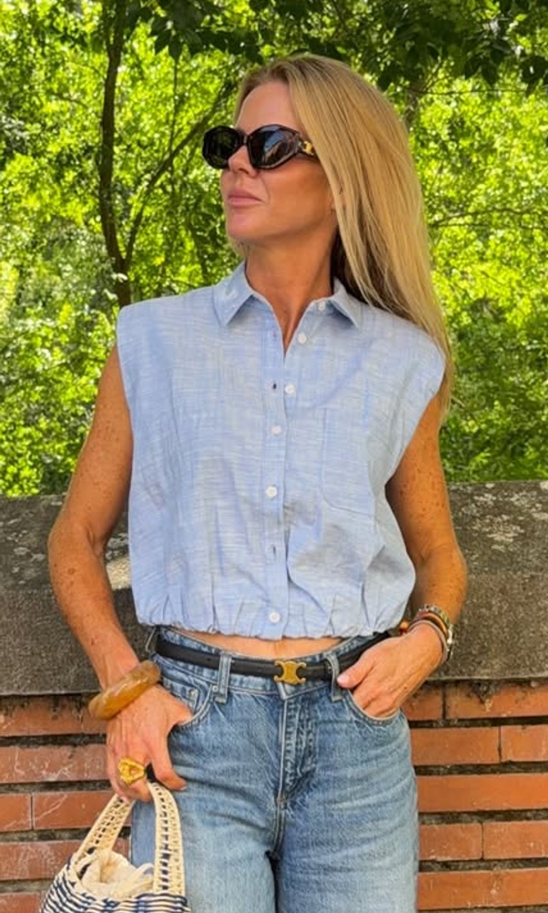 Amelia Bono estrena dos tops de Zara que prometen agotarse antes del verano y los combina con pantalones efecto piernas infinitas