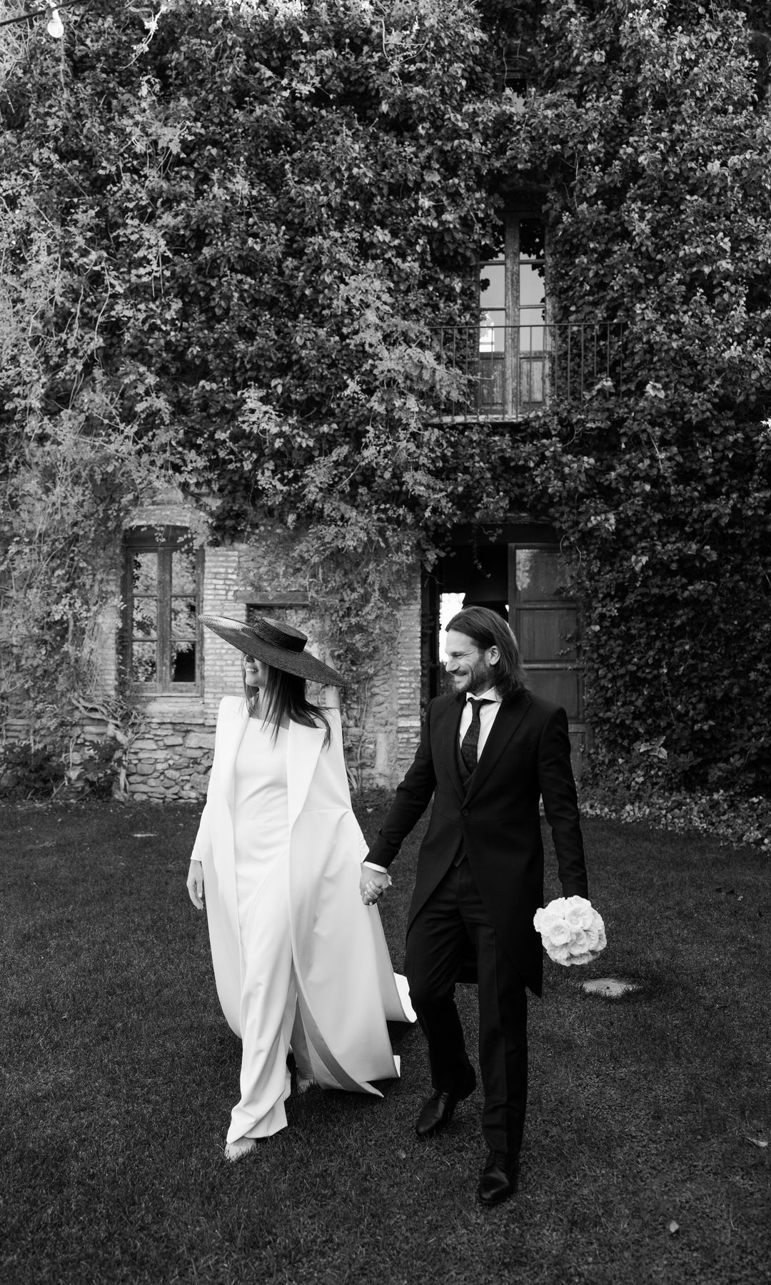 Vestido de novia con abrigo y canotier para boda en Castellón
