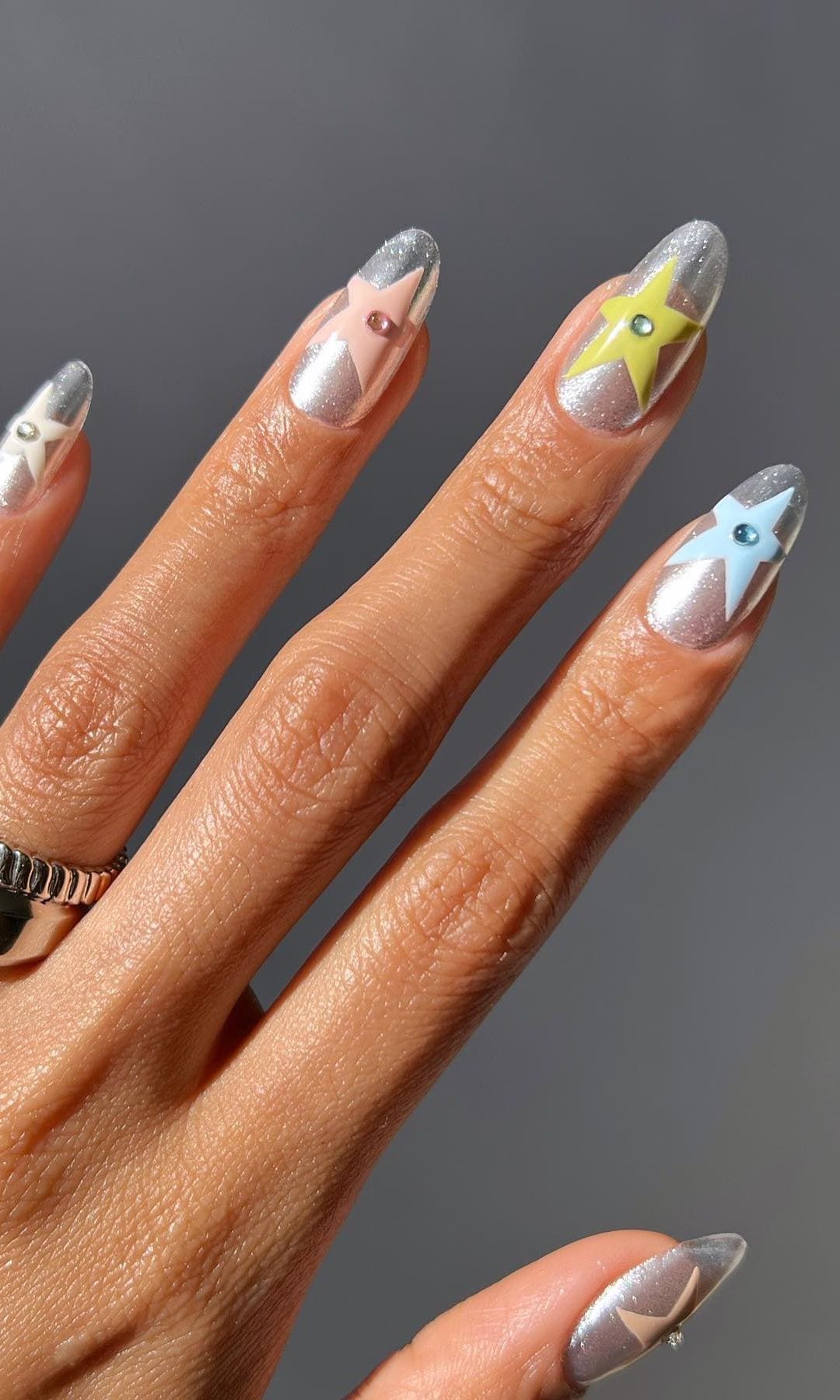 Manicura de estrellas metalizadas