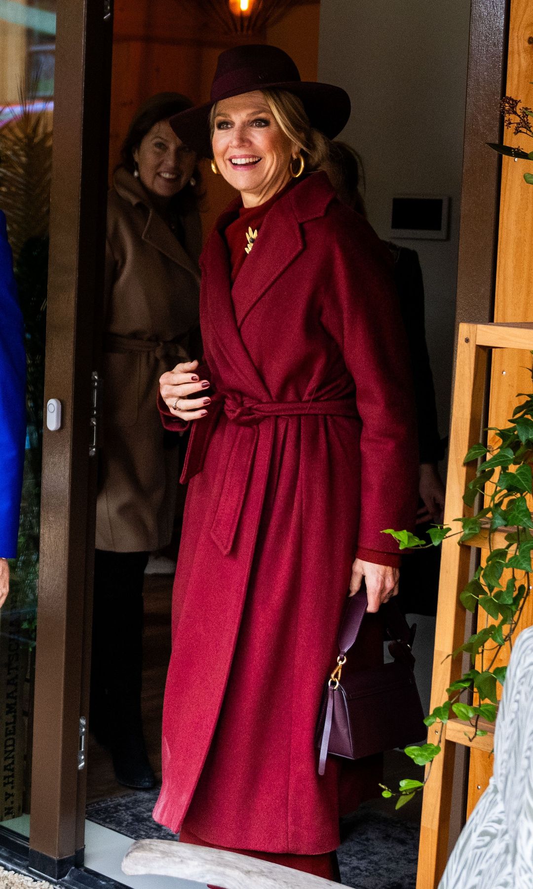 máxima de holanda abrigo rojo