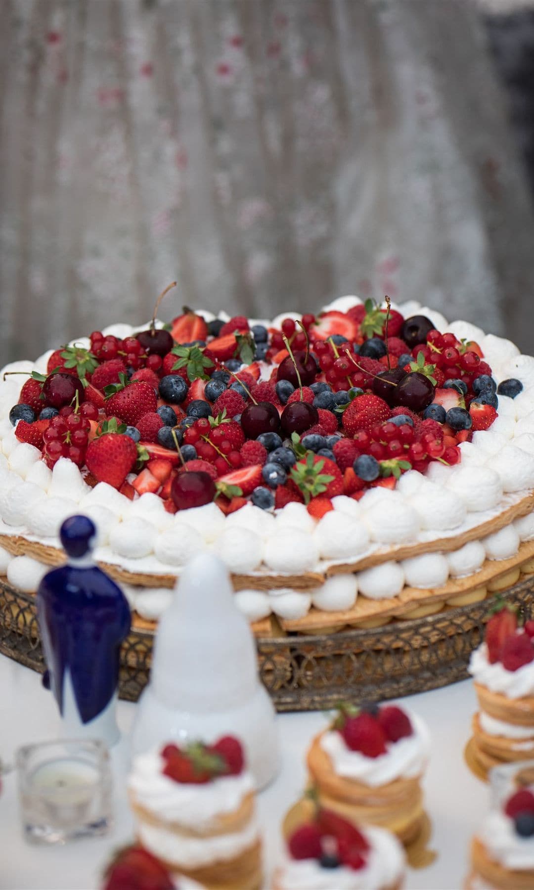 Tarta de boda con frutos rojos