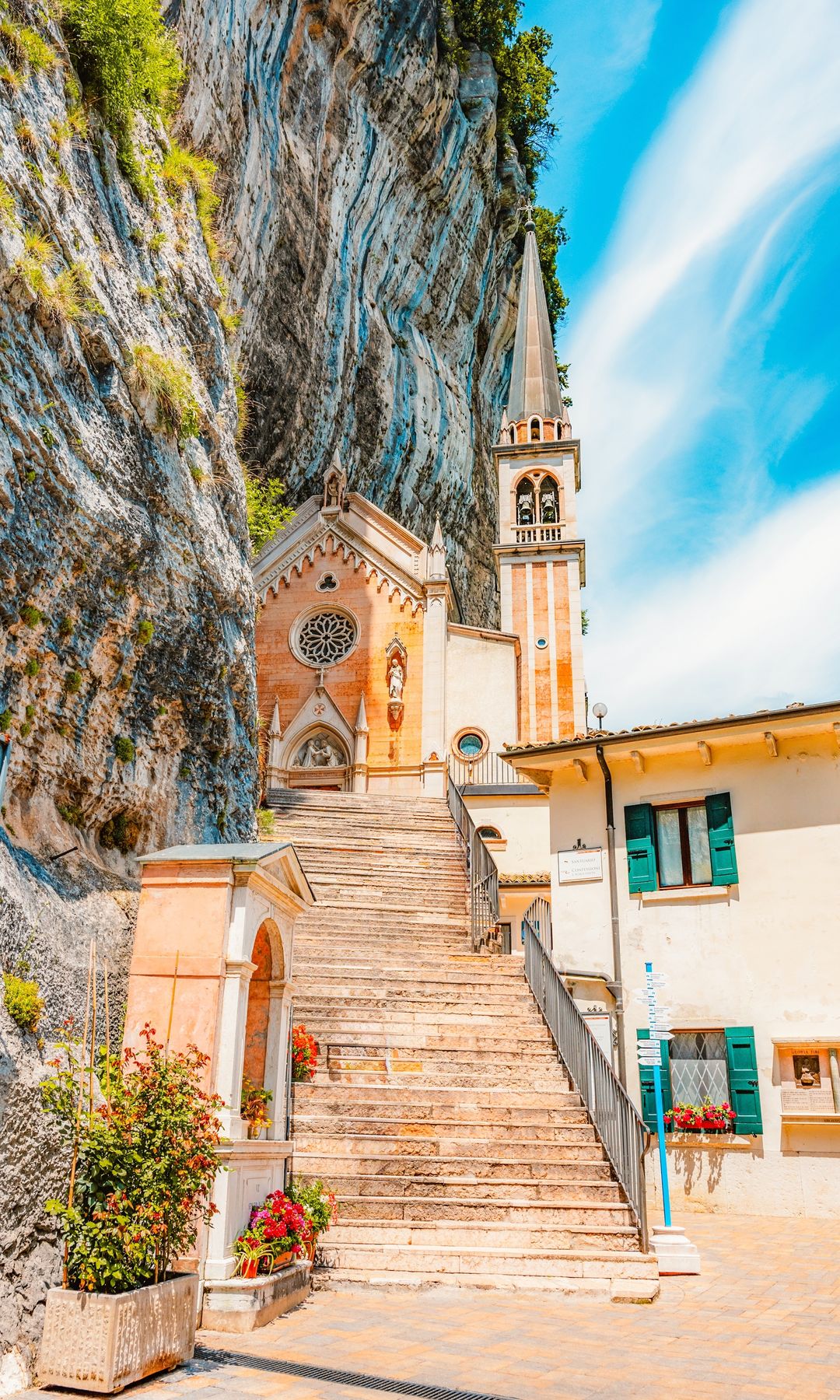 Escalera al santuario de la Madonna della Corona, Italia