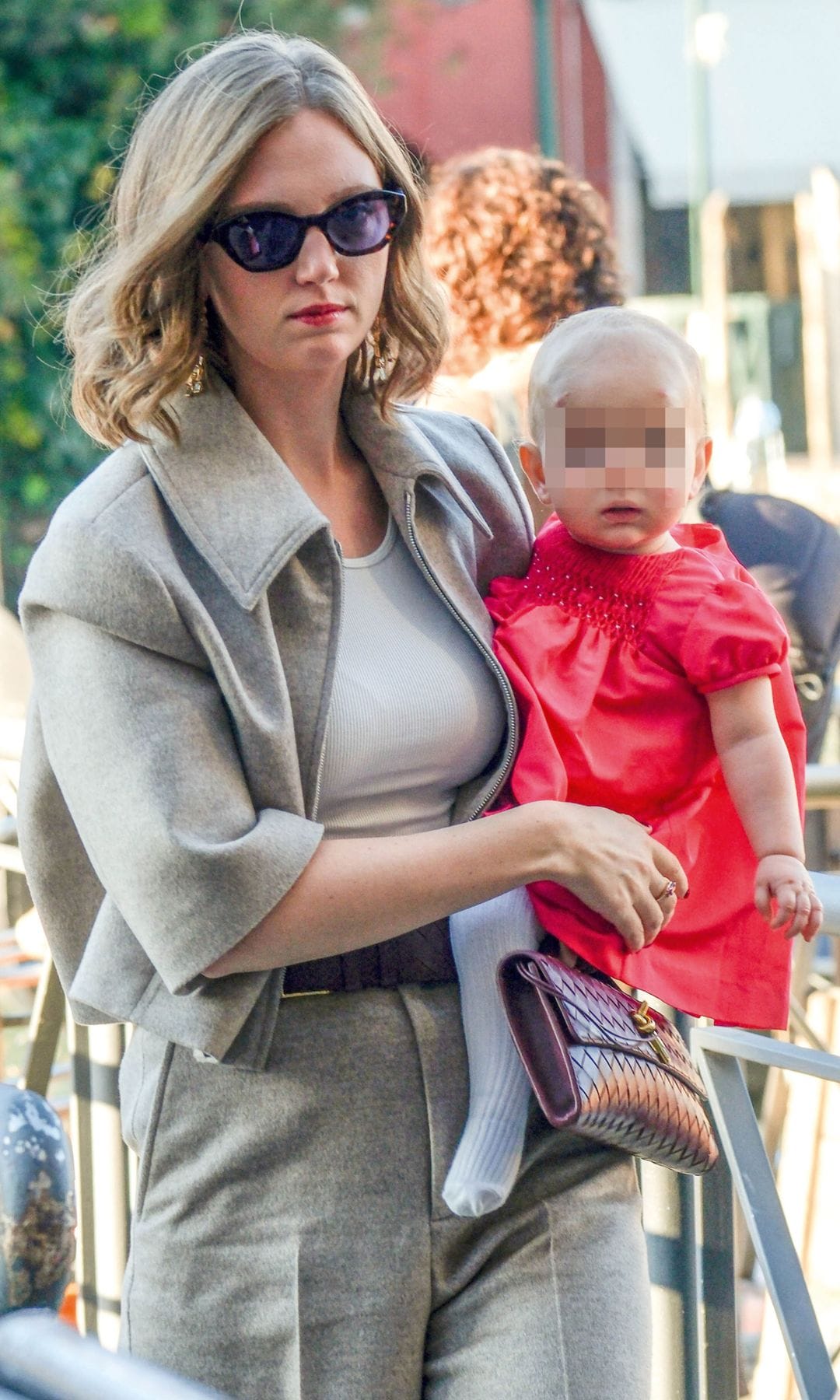  Eleonore de Habsburgo (hija de la novia) con su segunda hija