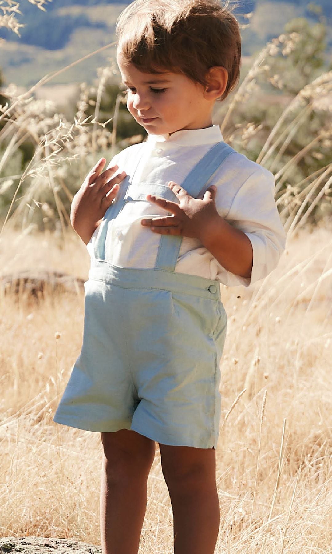 Conjunto de niño de arras de pantalón con tirantes verde y camisa de cuello mao de Atelier La Nonna