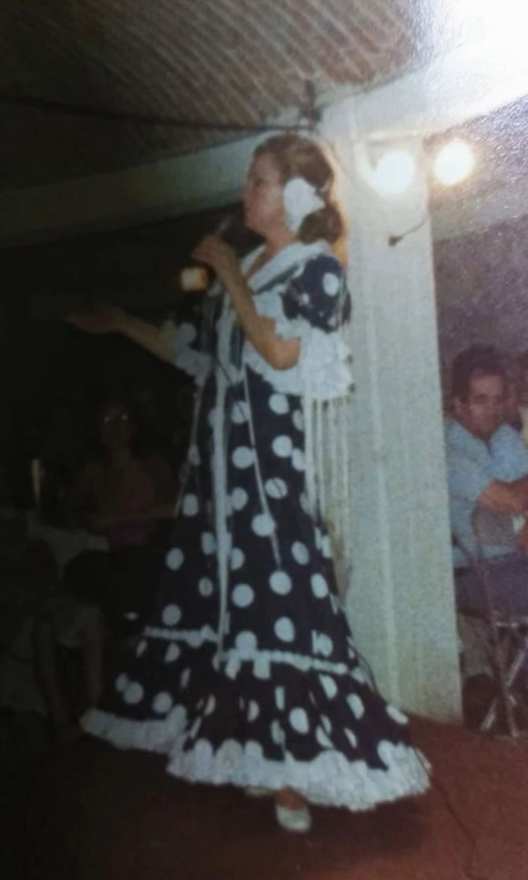 Fotografía de Yeya con un traje de flamenco.