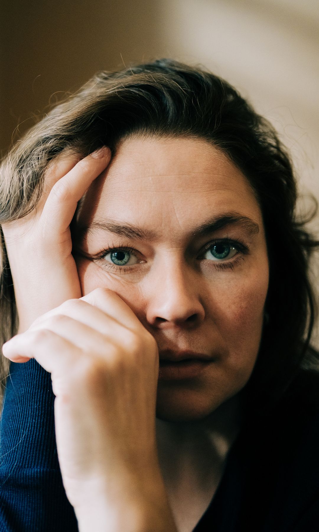 Mujer pensativa y triste