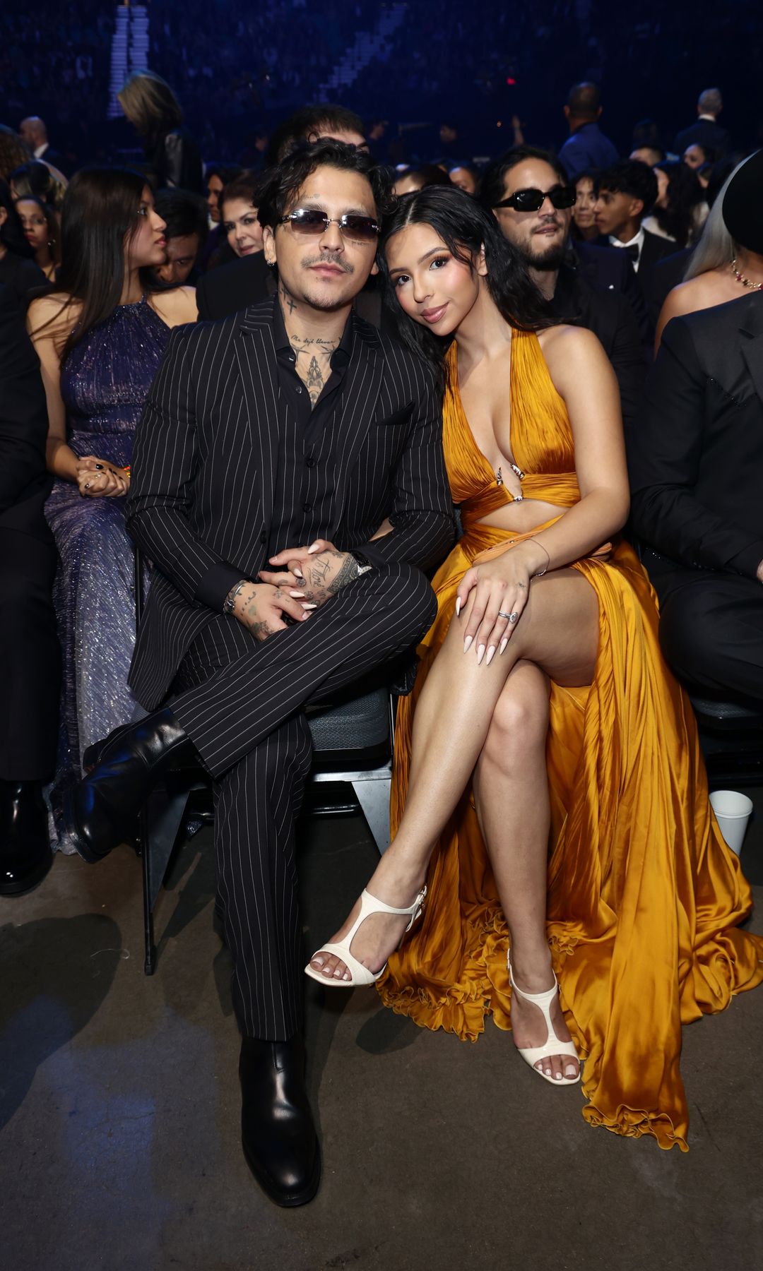 La pareja se mantuvo inseparable aún dentro de la ceremonia.