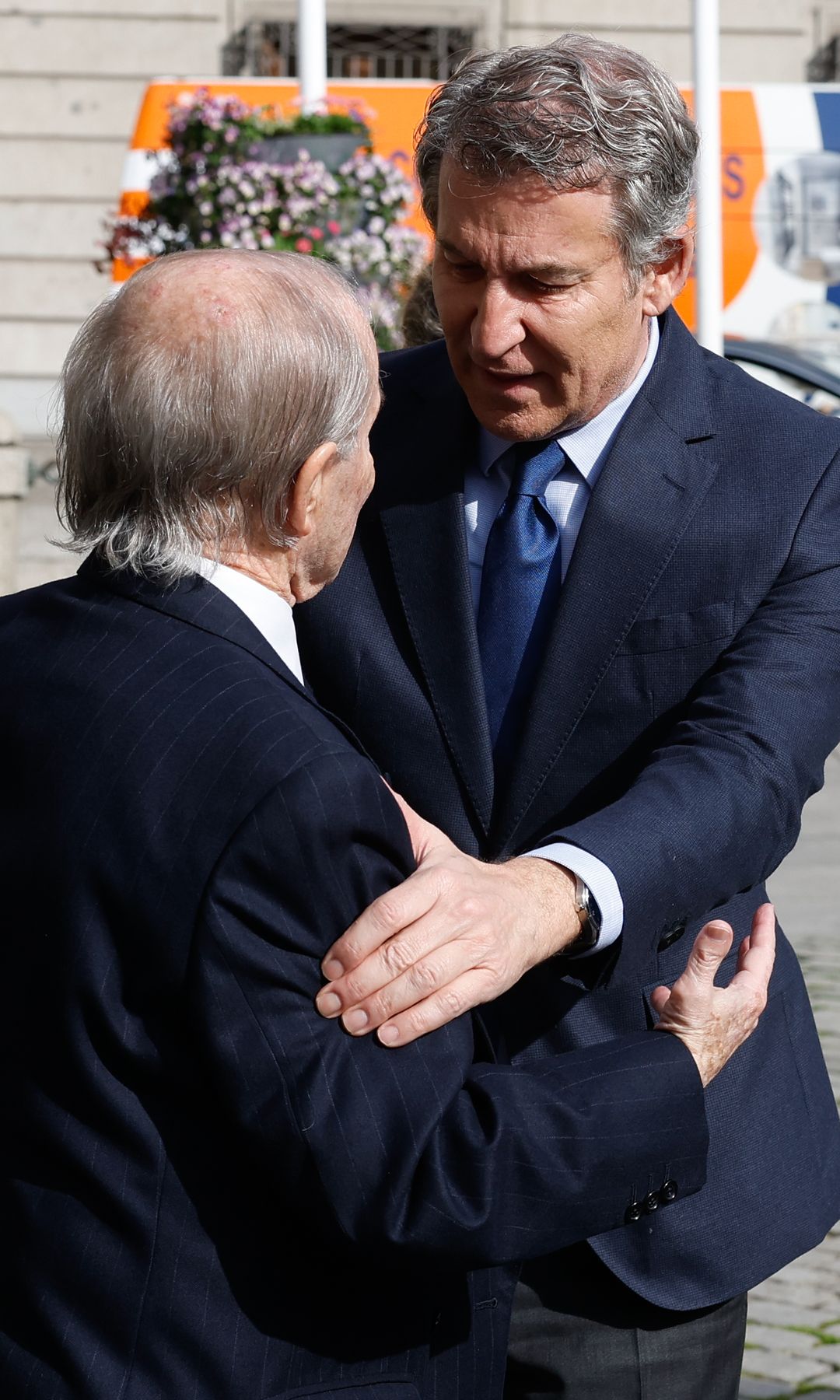 Alberto Núñez Feijóo en la capilla ardiente de Raúl del Pozo el 11 de marzo de 2026 en Madrid