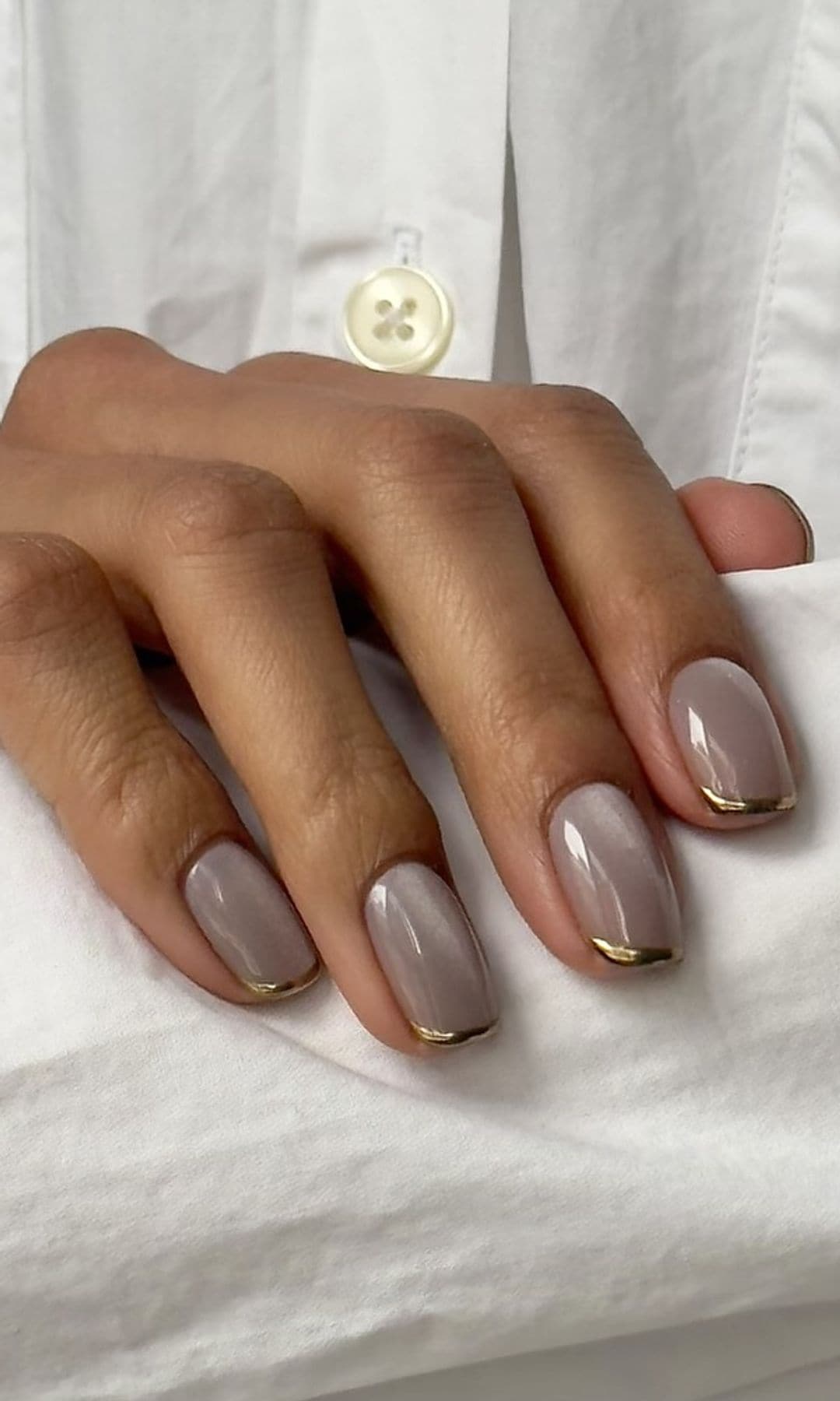 Manicura francesa con ojo de gato y punta dorada