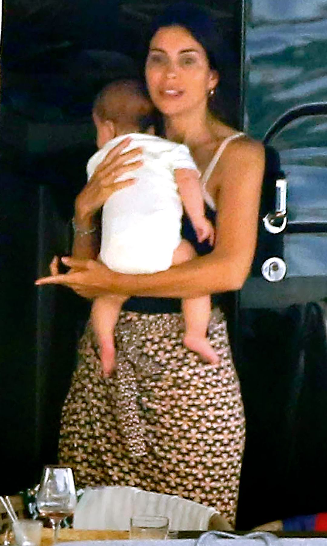 Melissa Jiménez junto al pequeño Leonard en las aguas monaguescas