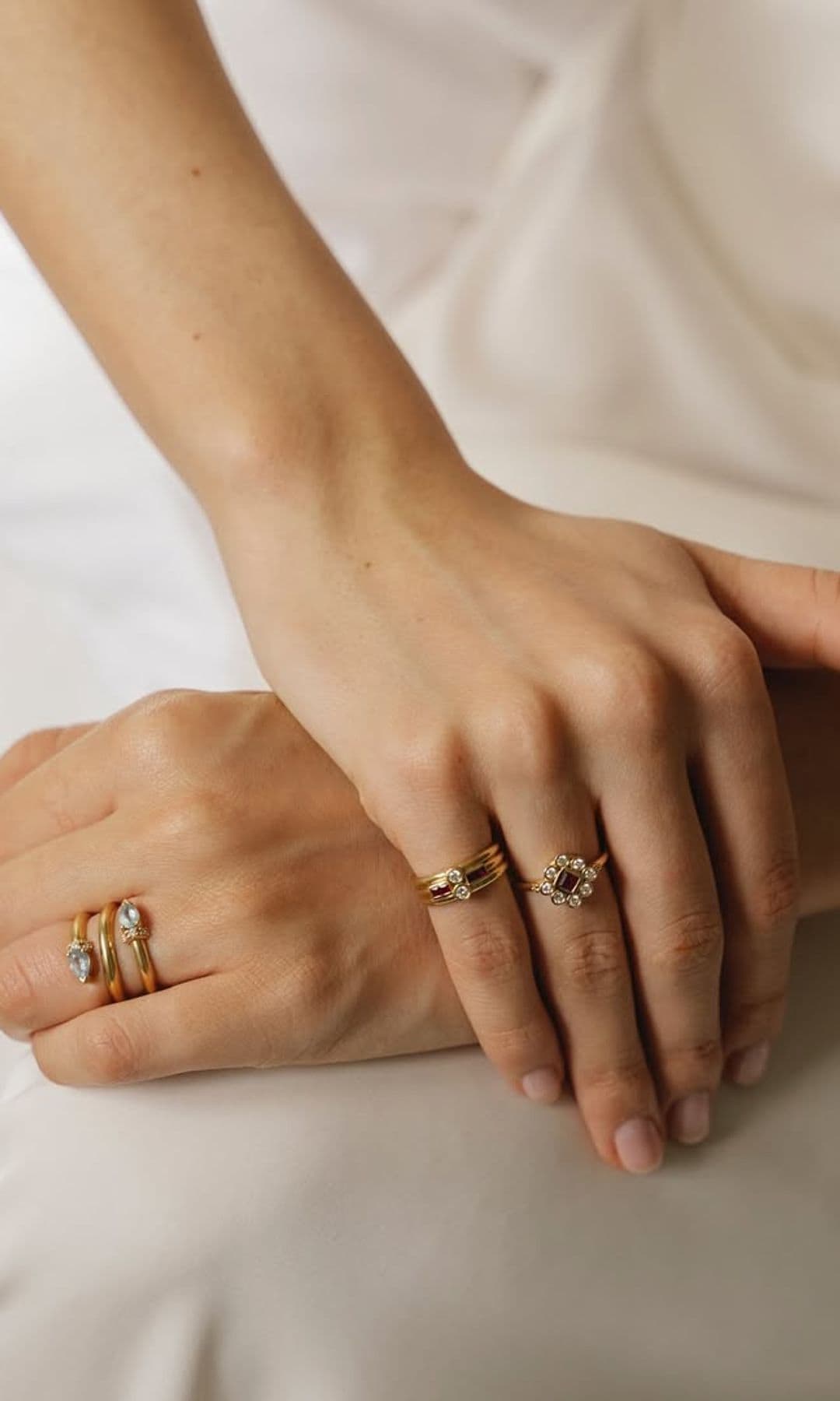  Los 7 anillos dorados que mejor quedan con cada tipo de manicura