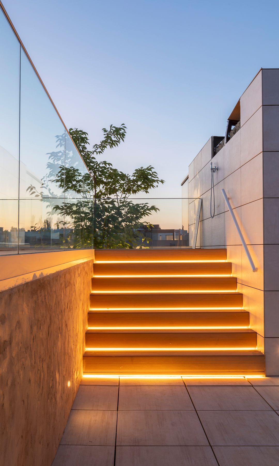 Terraza: escalera iluminada
